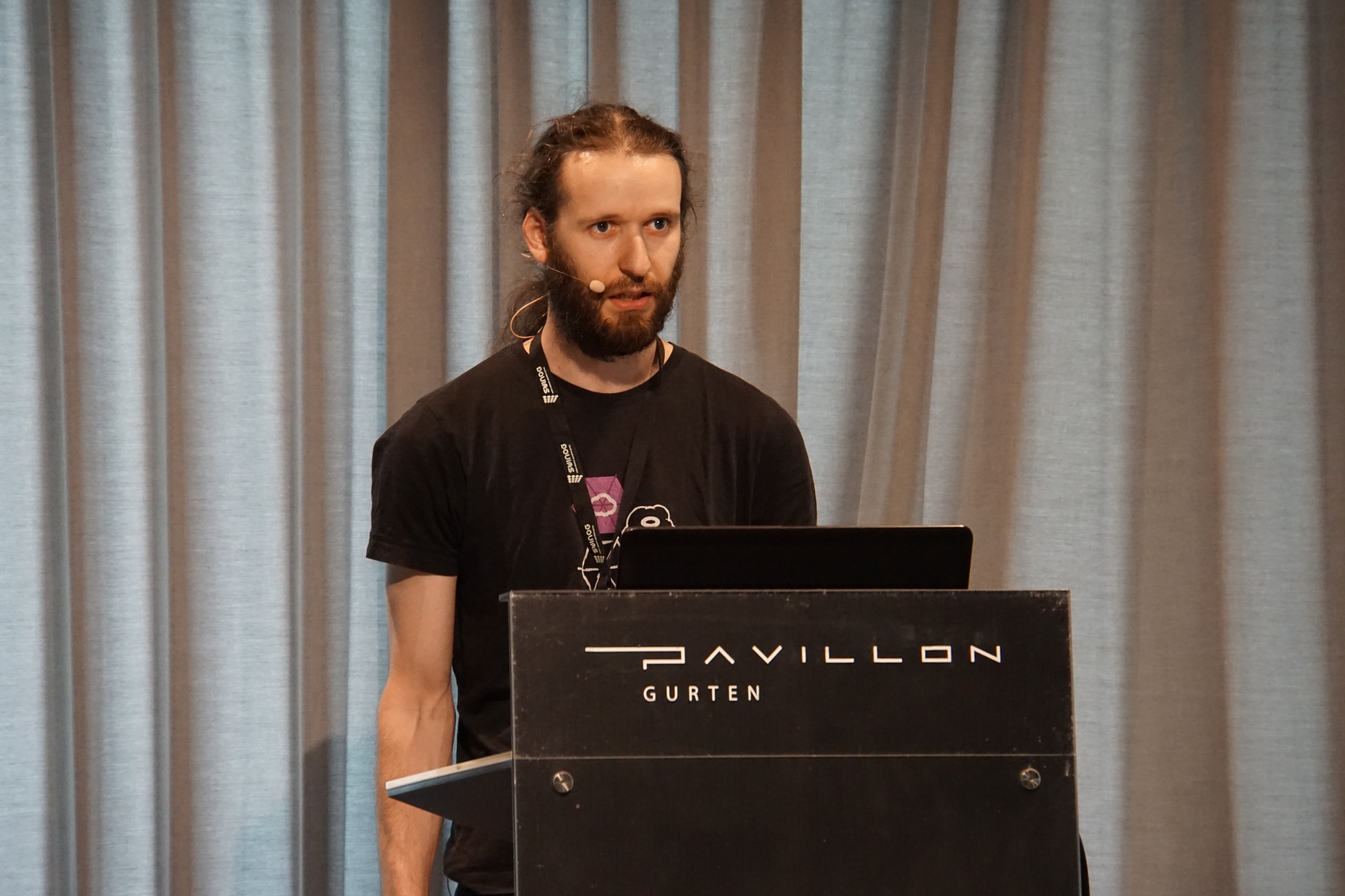 Silvan Gebhardt speaking at a SwiNOG meeting